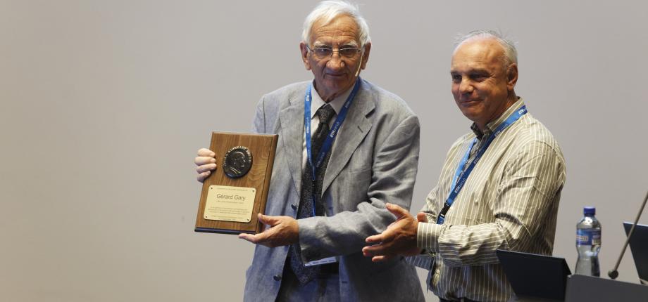 Gérard Gary reçoit le prix John Rinehart pour ses travaux en mécanique