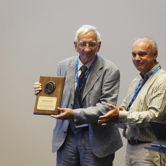 Gérard Gary reçoit le prix John Rinehart pour ses travaux en mécanique